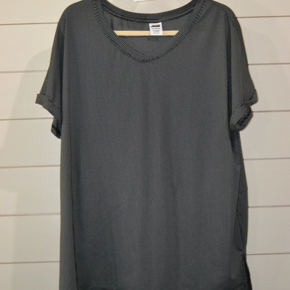 AVIA SIZE 16-18 ATLETIC TOP BLACK AND WHITE.  NEVER WORN